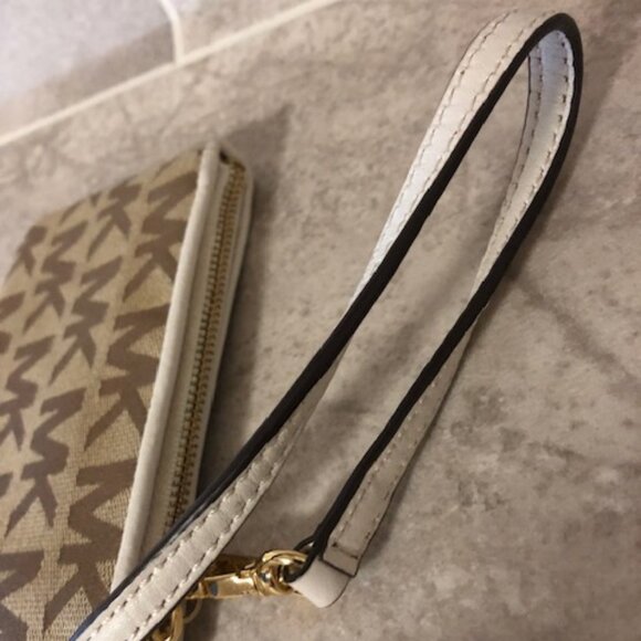 Michael Kors monogrammed wristlet EUC - Picture 5 of 14